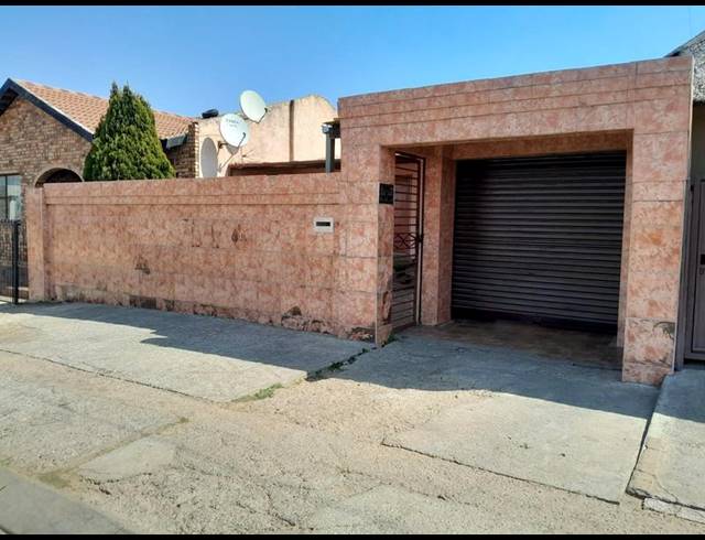 2 BEDROOM HOUSE FOR SALE IN ORLANDO WEST